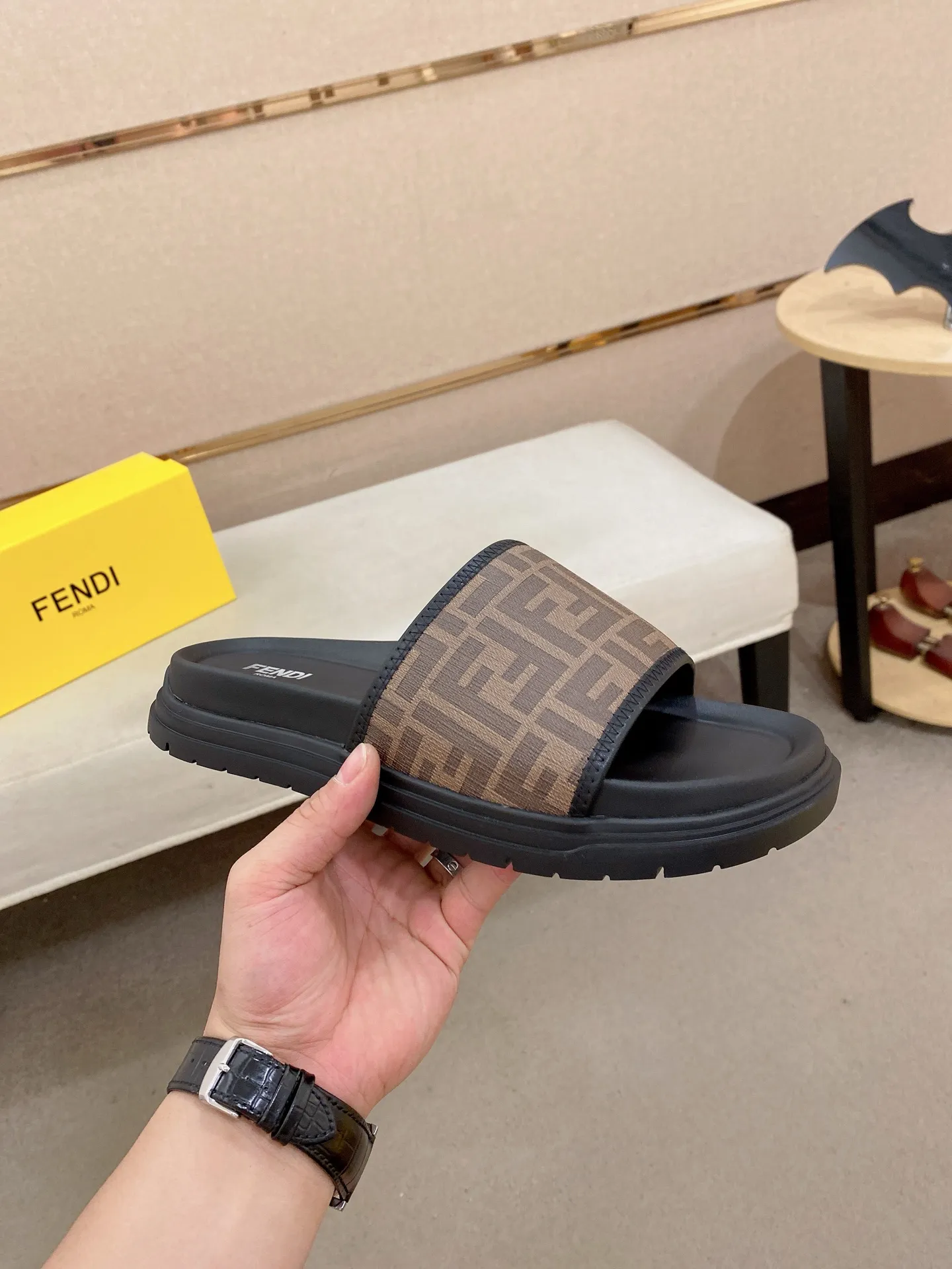 Factory price: 320💰 [Fendi Slippers] High-end brand of men's shoes, official website 1:1 latest masterpiece: original mold customization, the fabric is made of imported original materials, upgraded outsole, lighter and non-slip. The market's top quality, simple yet tasteful, a must-have for fashionistas, fashionable at your feet, full of confidence, the same style at the counter 👍The season of summer slippers is here. Code: 38-44 (45 is custom-made and cannot be returned or exchanged)